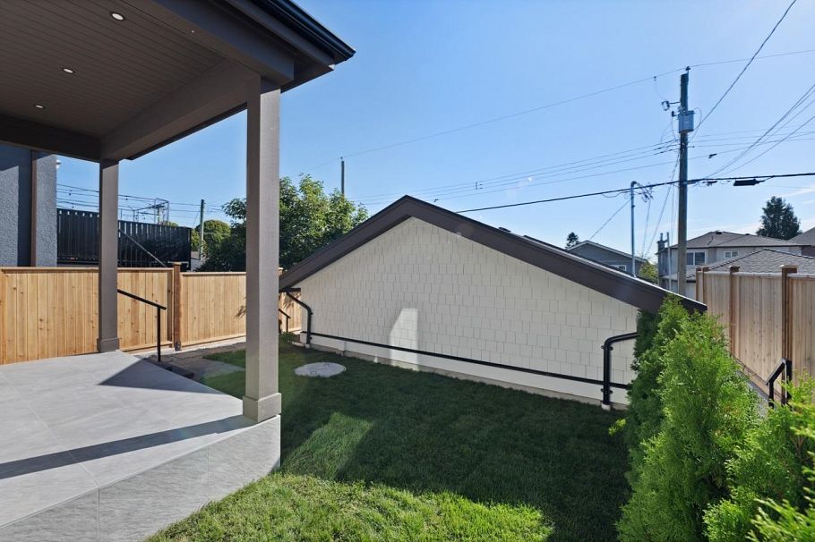 2 2680 E 5th Avenue Vancouver, BC - 34