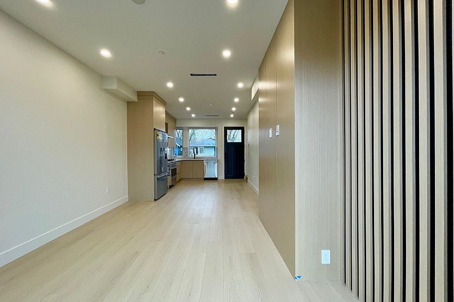 162 E 43rd Avenue Vancouver, BC - 2