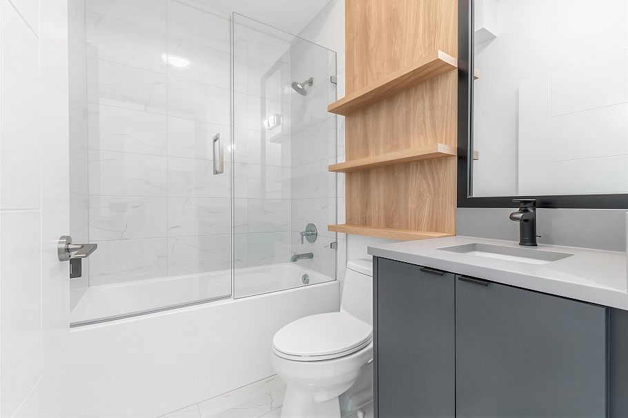 7355 Oak Street Vancouver, BC - 5