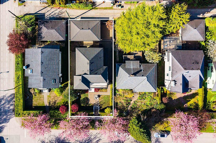 3587 W 38th Avenue Vancouver, BC - 39