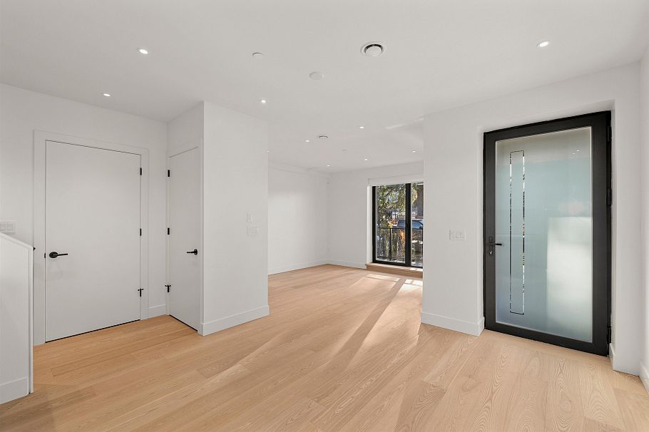 595 W 29th Avenue Vancouver, BC - 5