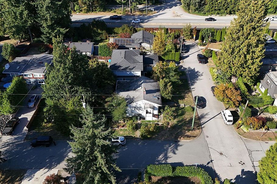 2405 Lloyd Avenue North Vancouver, BC - 11