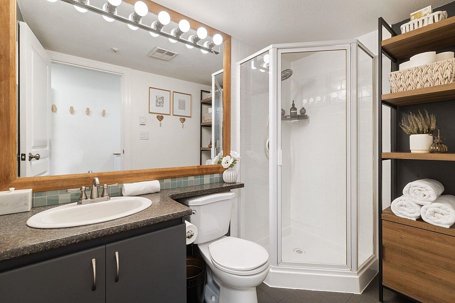 212 8450 Jellicoe Street Vancouver, BC - 23