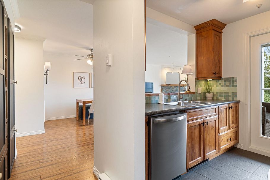 212 8450 Jellicoe Street Vancouver, BC - 15