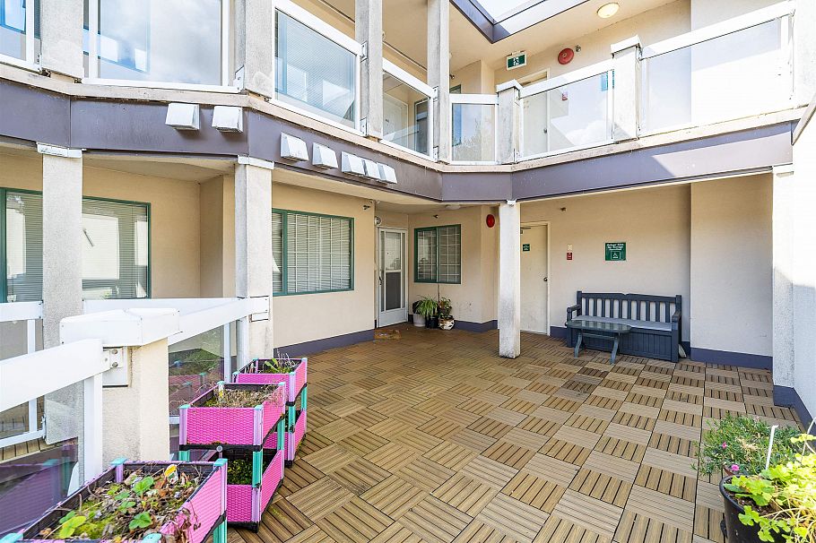 301 2677 E Broadway Vancouver, BC - 4