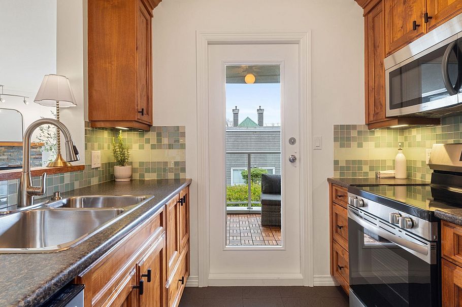 212 8450 Jellicoe Street Vancouver, BC - 13