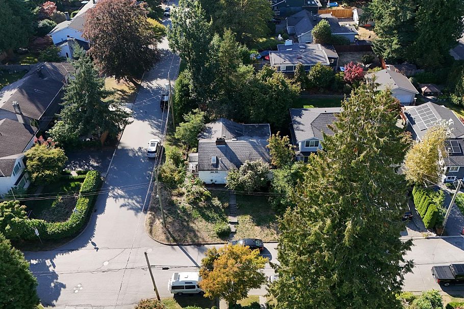 2405 Lloyd Avenue North Vancouver, BC - 9