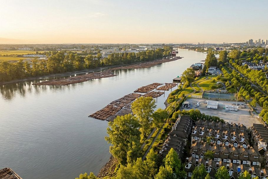 212 8450 Jellicoe Street Vancouver, BC - 35