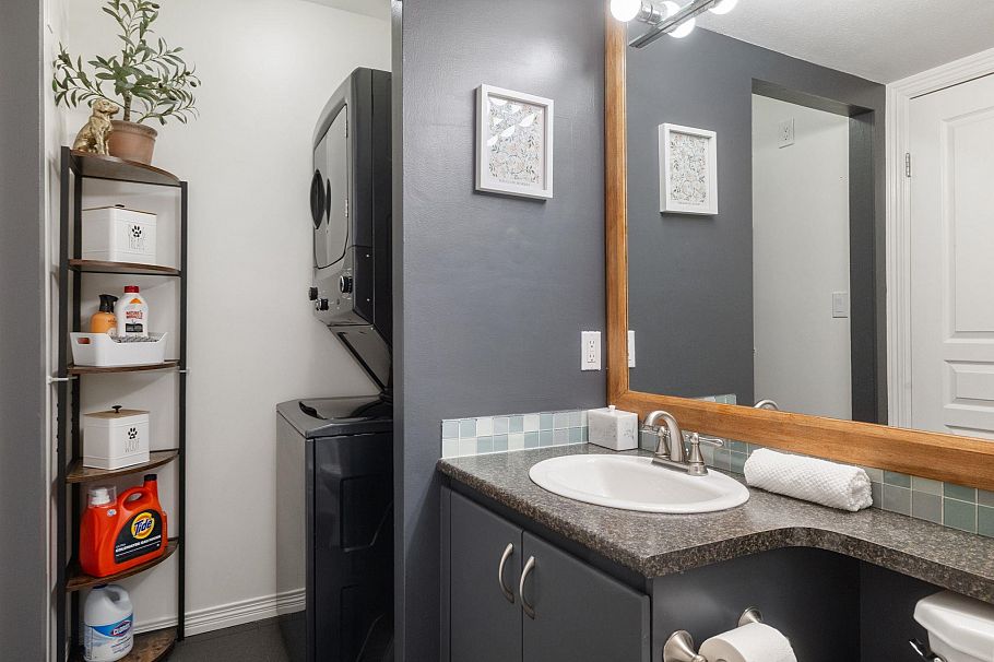 212 8450 Jellicoe Street Vancouver, BC - 25