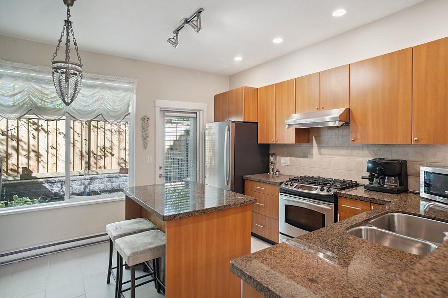 7411 Columbia Street Vancouver, BC - 10