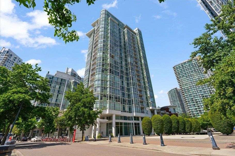 1903 1077 Marinaside Crescent Vancouver, BC - 1