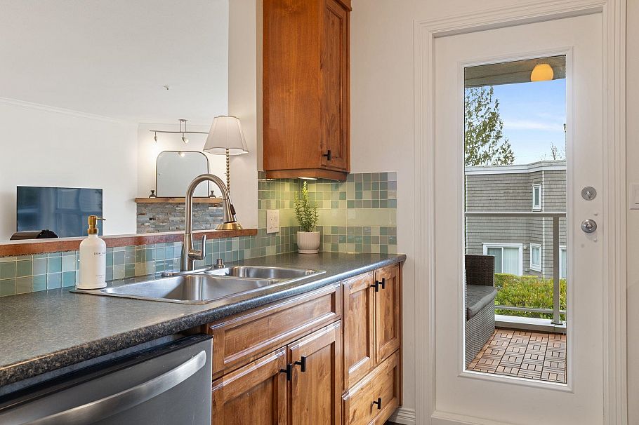 212 8450 Jellicoe Street Vancouver, BC - 14