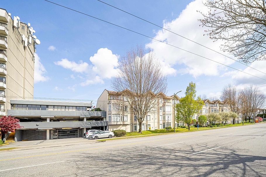 301 2677 E Broadway Vancouver, BC - 3