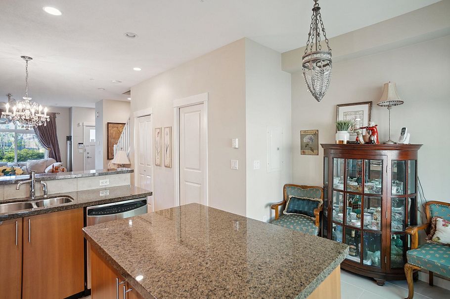 7411 Columbia Street Vancouver, BC - 13