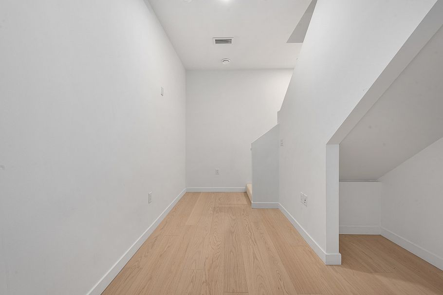 122 650 E 2nd Street North Vancouver, BC - 22