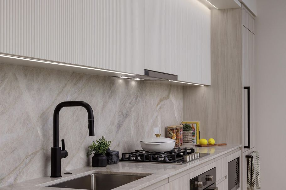 713 688 W 57th Avenue Vancouver, BC - 2