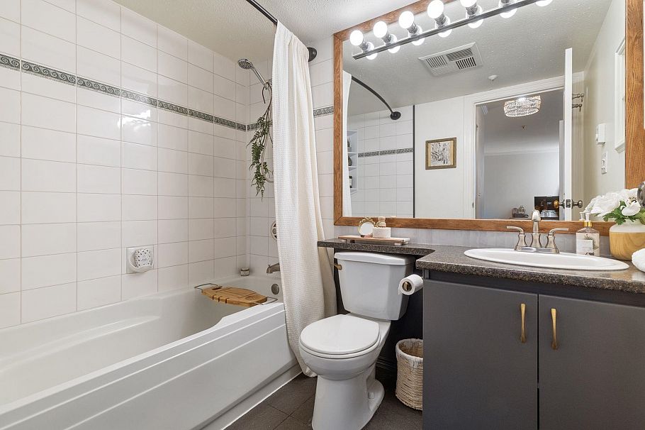 212 8450 Jellicoe Street Vancouver, BC - 24