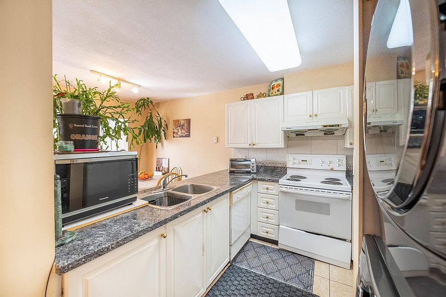 301 2677 E Broadway Vancouver, BC - 11