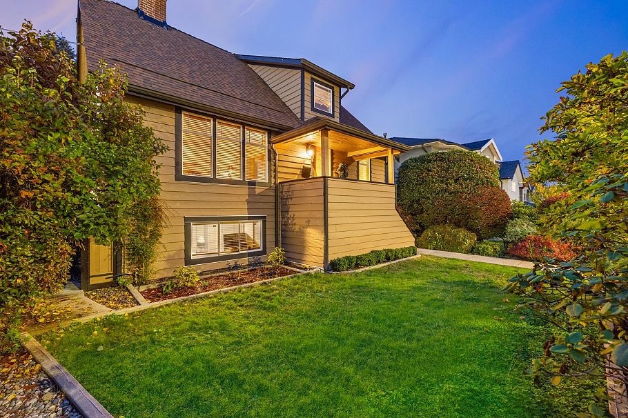 402 E 13th Street North Vancouver, BC - 2