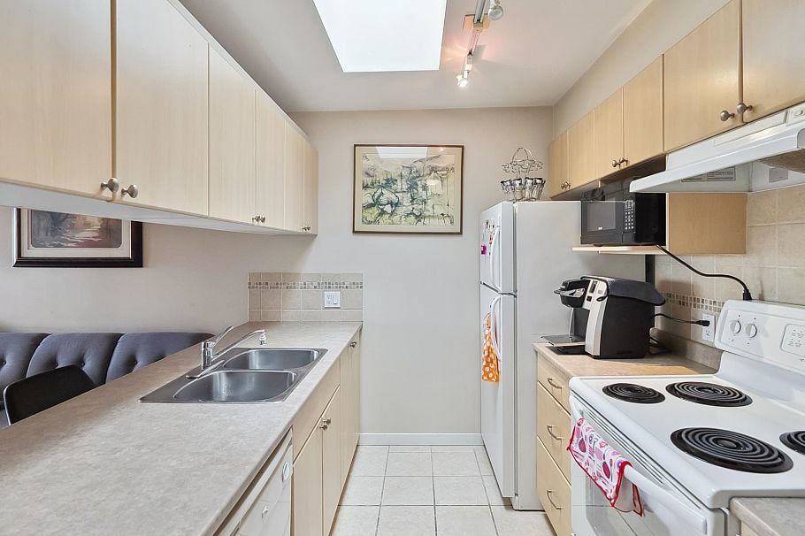 416 2891 E Hastings Street Vancouver, BC - 3
