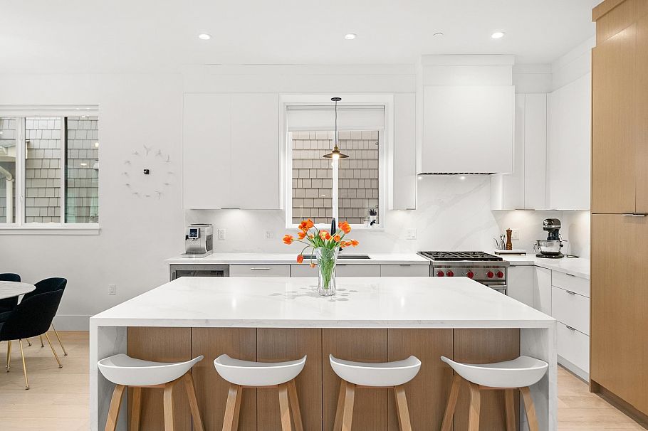 3123 W 16th Avenue Vancouver, BC - 1