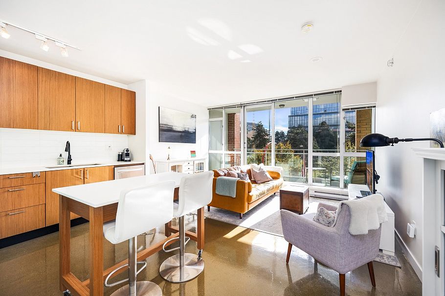 318 221 Union Street Vancouver, BC - 2