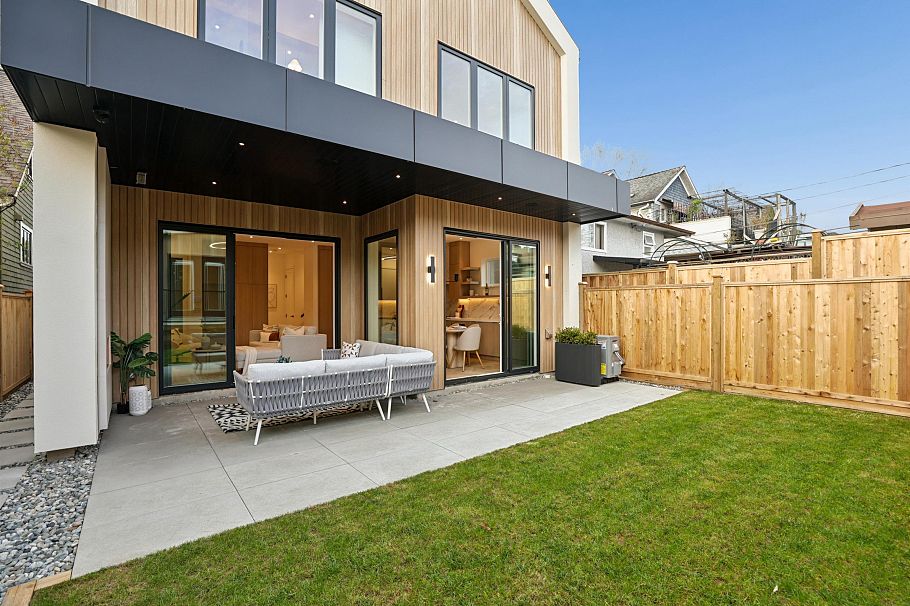 2 2130 E 2 Avenue Vancouver, BC - 22