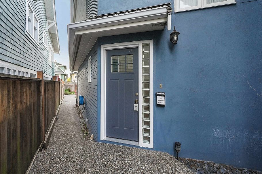 3174 W 3rd Avenue Vancouver, BC - 4