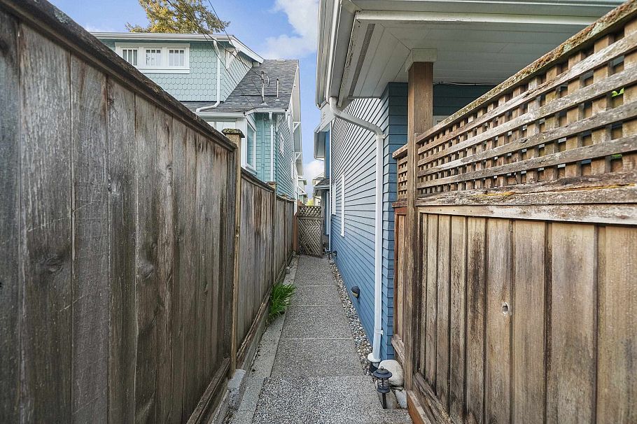 3174 W 3rd Avenue Vancouver, BC - 3