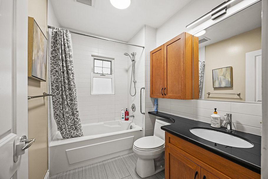 3276 W 21st Avenue Vancouver, BC - 21
