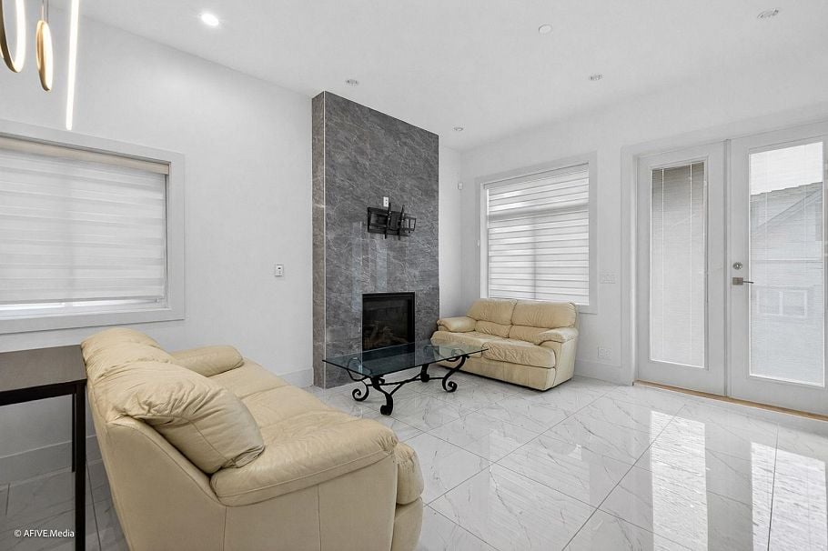 1052 E 50th Avenue Vancouver, BC - 7