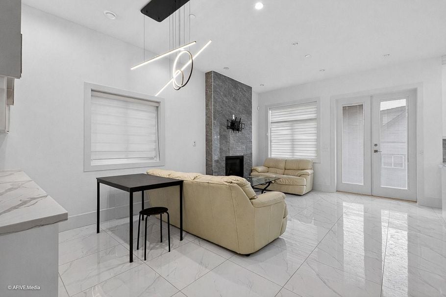 1052 E 50th Avenue Vancouver, BC - 11