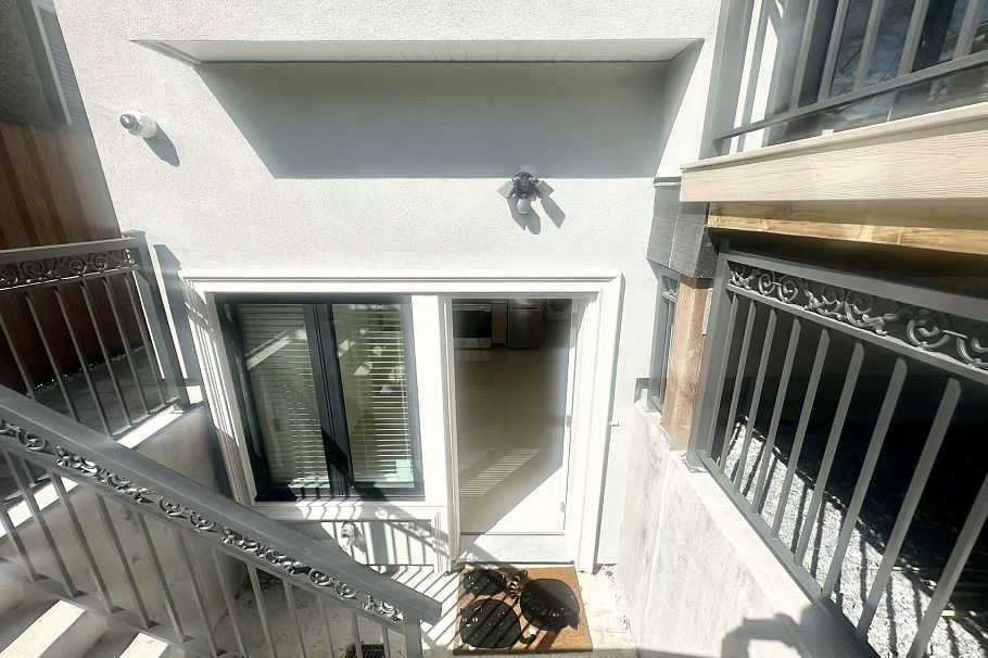 W 45TH AVE, Vancouver BC V5Y 2W1 Vancouver, BC - 2