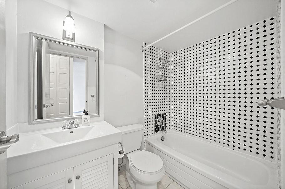 1006 2016 Fullerton Avenue North Vancouver, BC - 16