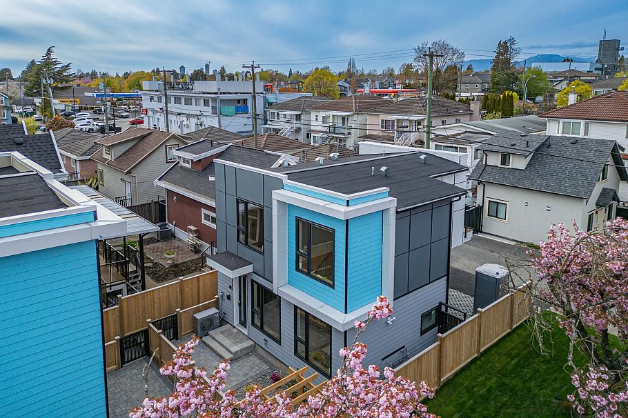 3 1495 E 58th Avenue Vancouver, BC - 1