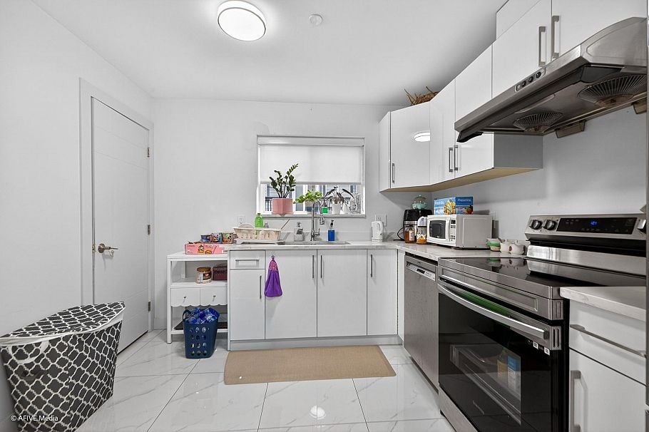 1052 E 50th Avenue Vancouver, BC - 33
