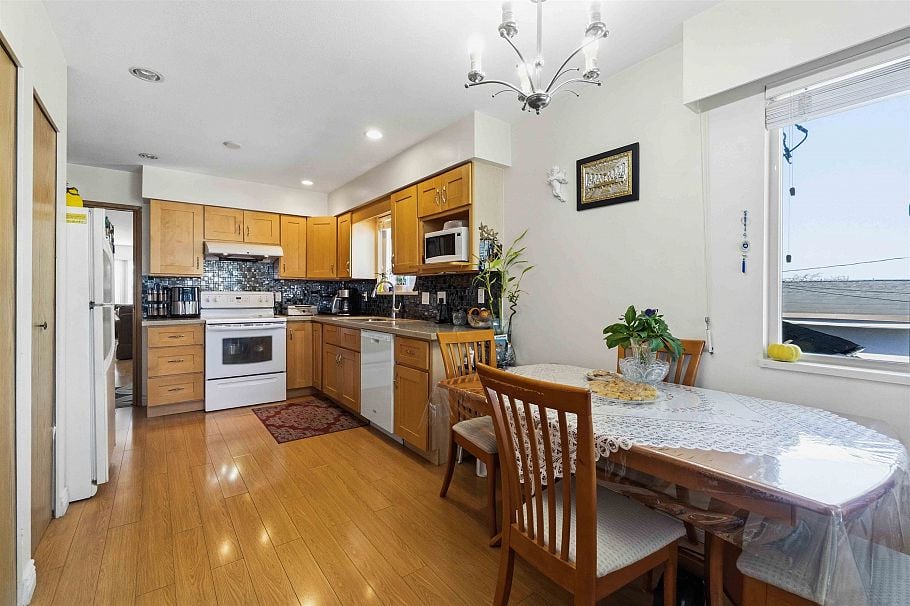 549 E 56th Avenue Vancouver, BC - 3