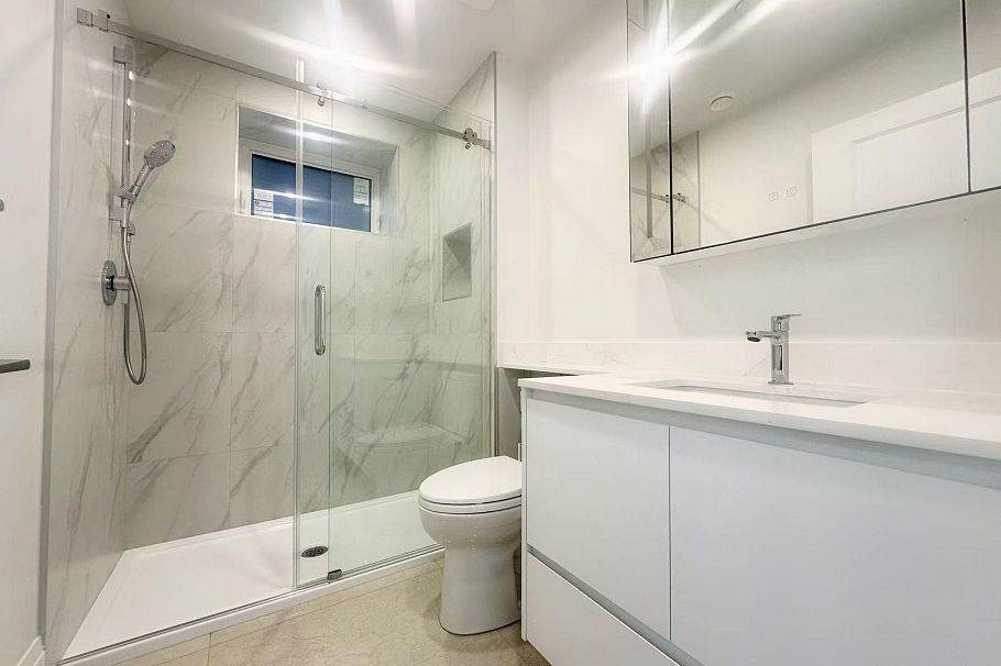 W 45TH AVE, Vancouver BC V5Y 2W1 Vancouver, BC - 5