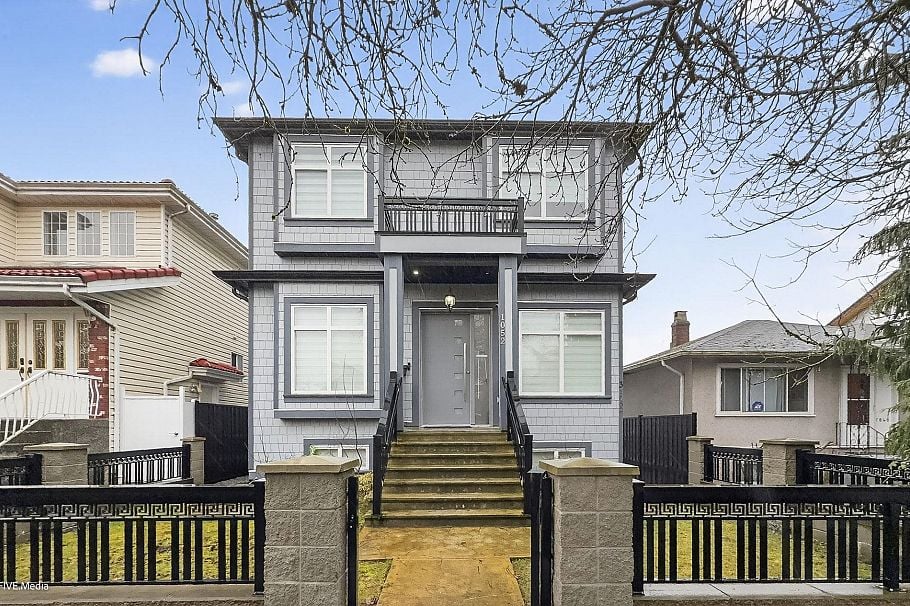 1052 E 50th Avenue Vancouver, BC - 2