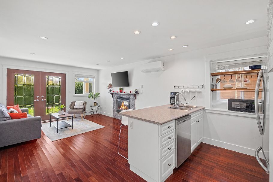 318 W 18th Street North Vancouver, BC - 25