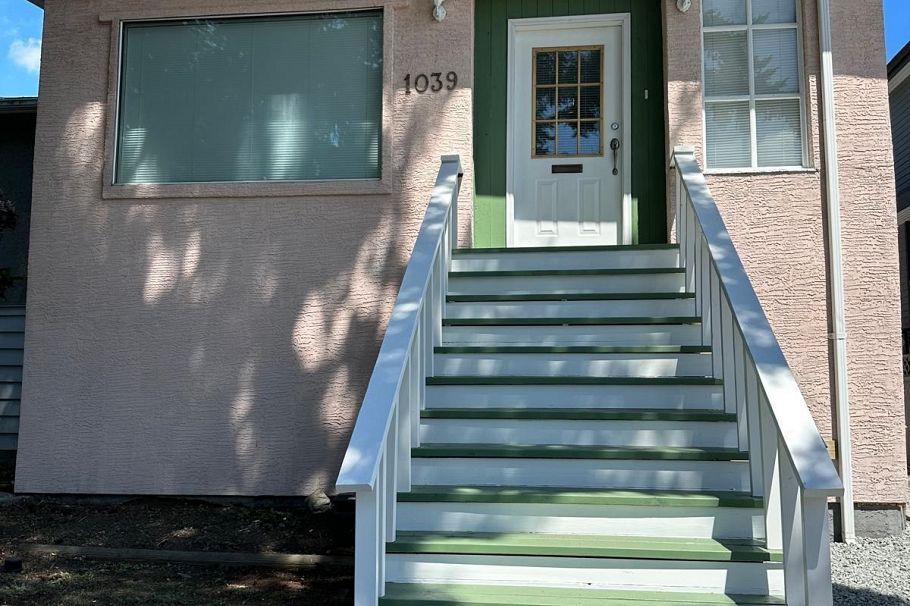 1039 E 41st Avenue Vancouver, BC - 2