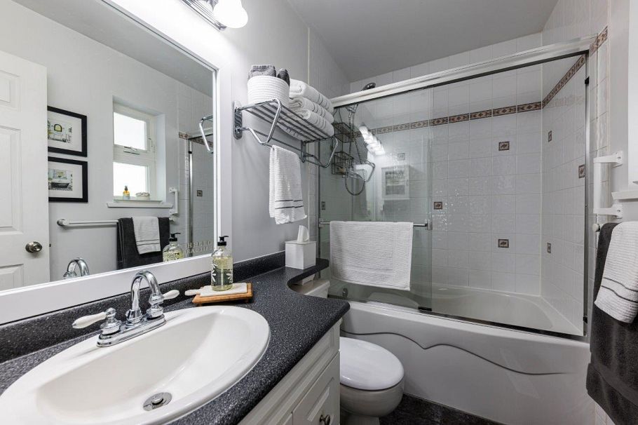 895 E 12th Street North Vancouver, BC - 19