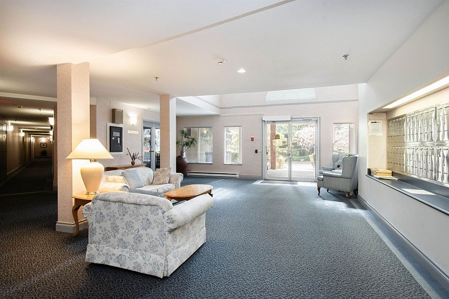 317 2020 Cedar Village Crescent North Vancouver, BC - 32