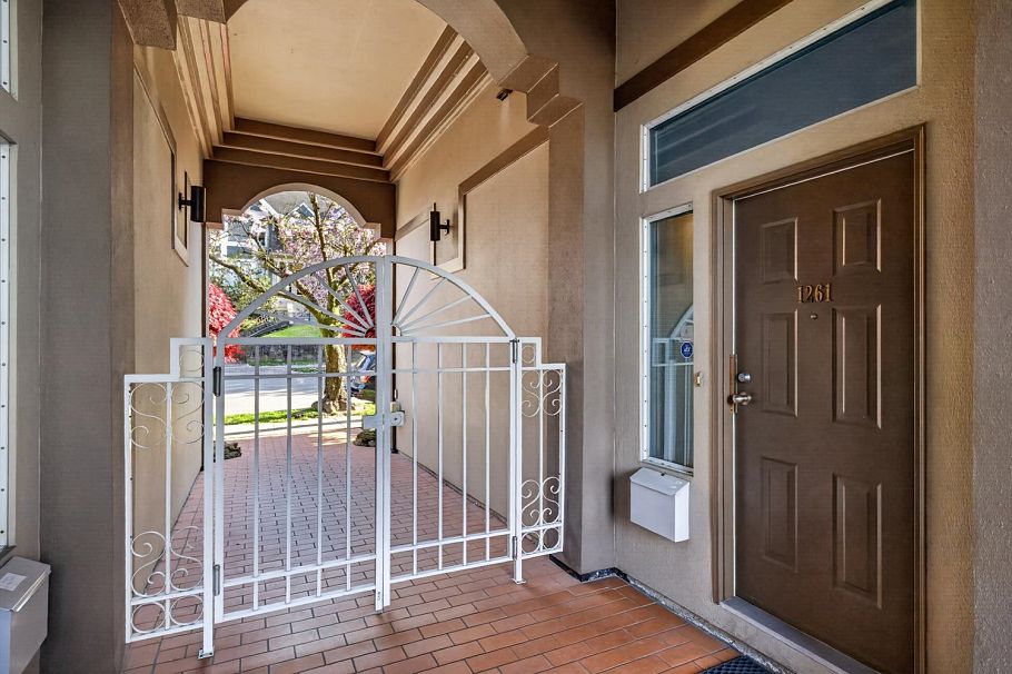 1261 W 7th Avenue Vancouver, BC - 4