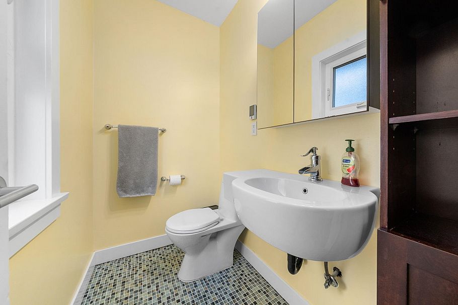 2195 Cortell Street North Vancouver, BC - 38