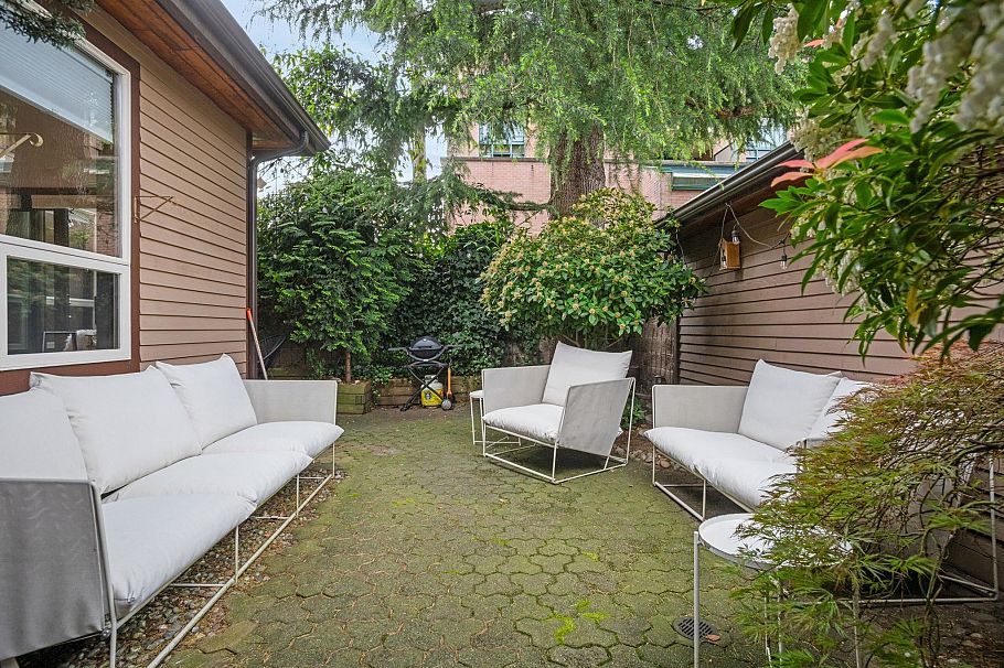 2421 Trafalgar Street Vancouver, BC - 24