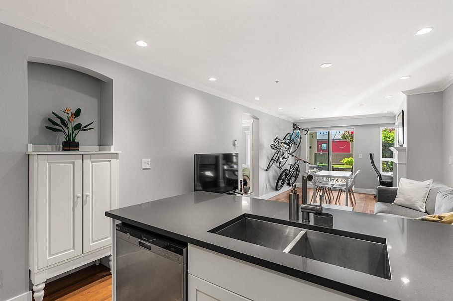 105 365 E 1st Street North Vancouver, BC - 6