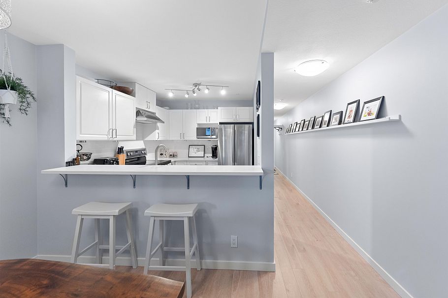 304 137 W 17th Street North Vancouver, BC - 4