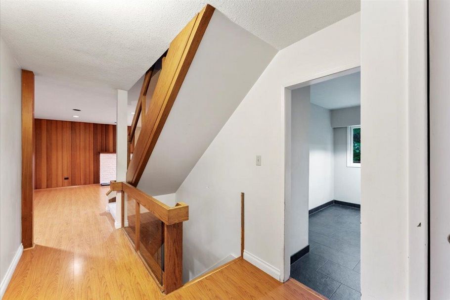 1064 Ruthina Avenue North Vancouver, BC - 32