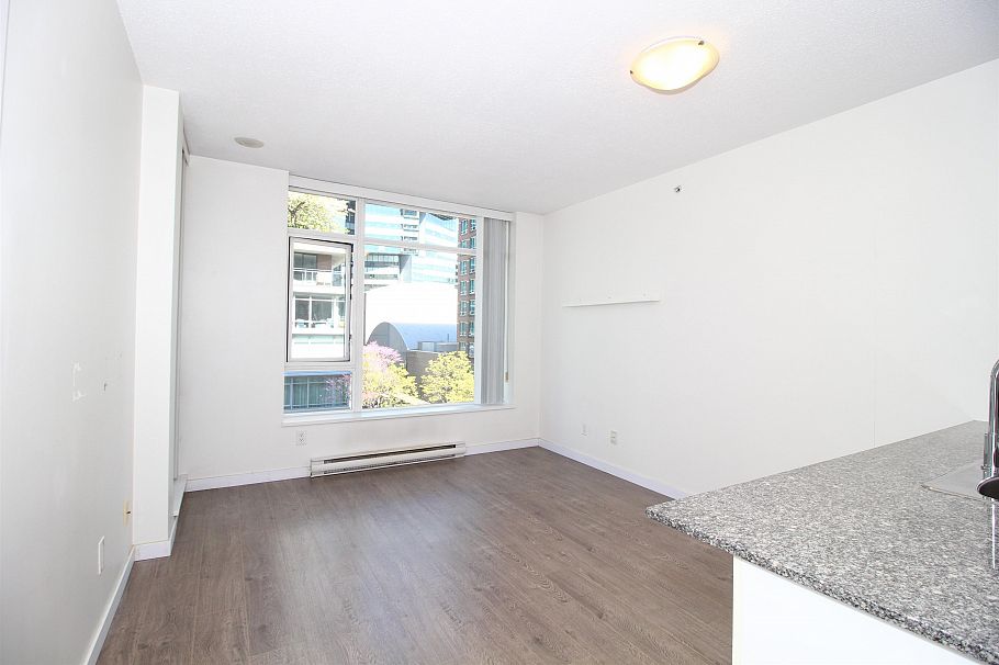 703 480 Robson Street Vancouver, BC - 4